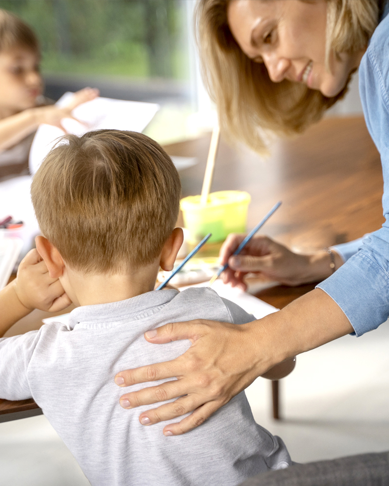 Liebevolle Pädagogin im Kindergarten